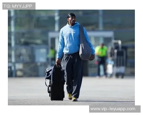 快船客场挑战国王小卡哈登卫衣亮相科林斯酷炫登机照曝光