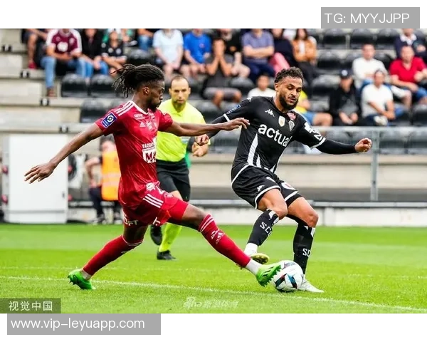 法媒报道里尔法兰克福汉堡等队争抢昂热后卫埃科米